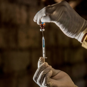 Vacinas contra a COVID-19: MSF lamenta que apenas 2% do suprimento de 2021 e 2022 da Pfizer vá para o Covax Facility