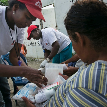Equipes de MSF estão oferecendo apoio psicossocial e logístico às famílias afetadas pelo terremoto