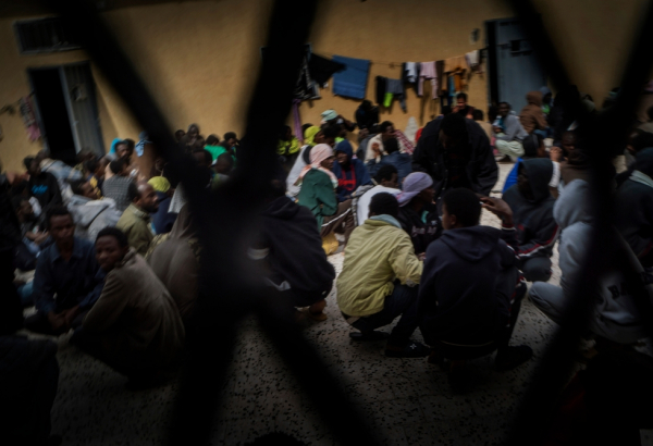 Encerramento de centro de detenção na Líbia expõe migrantes e refugiados a condições piores