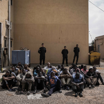 Milhares de migrantes e refugiados são detidos em violentas prisões em massa em Trípoli, Líbia