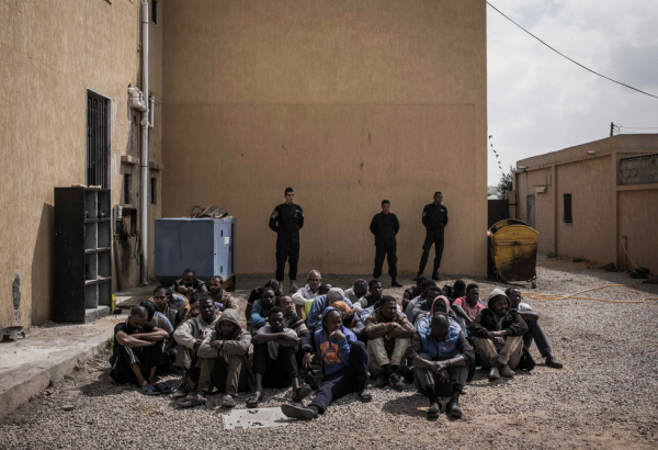 Milhares de migrantes e refugiados são detidos em violentas prisões em massa em Trípoli, Líbia