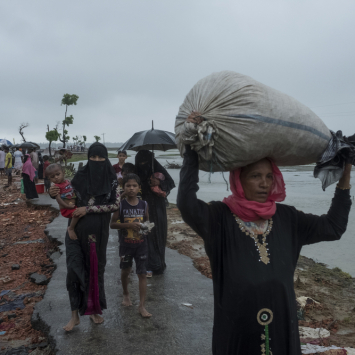 Agosto de 2017 | Em apenas duas semanas, a partir de 25 de agosto de 2017, ao menos 146 mil rohingyas fugiram para Bangladesh. Eles sairam do estado de Rakhine, em Mianmar, após as “operações de varredura” do exército de Mianmar contra a população rohingya atingirem altos níveis de violência. A onda de refugiados se somou às centenas de milhares de rohingyas que já haviam cruzado a fronteira em anos anteriores. A maioria dos recém-chegados abrigou-se em acampamentos improvisados sem acesso adequado a moradia, alimentos, água limpa ou latrinas.