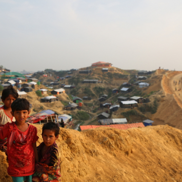 Em Mianmar, os rohingyas são uma minoria que tem seus direitos políticos negados e sofreram com graves episódios de violência. Por isso, milhares fogem de lá em busca de refúgio em Bangladesh, país vizinho. Desde agosto de 2017, o distrito de Cox’s Bazar já recebeu cerca de 700 mil refugiados rohingyas.