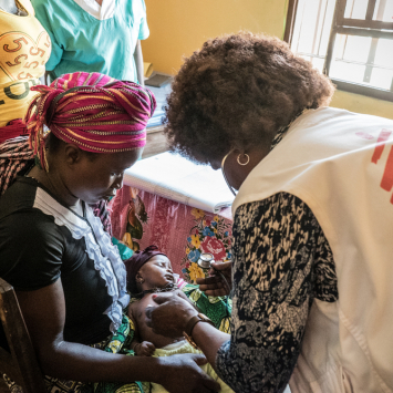 Enfermeiras e obstetrizes retornam a Serra Leoa após receberem treinamento para ajudar a revitalizar o sistema de saúde