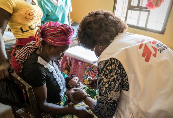 Enfermeiras e obstetrizes retornam a Serra Leoa após receberem treinamento para ajudar a revitalizar o sistema de saúde