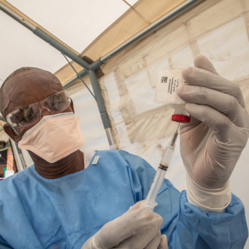 Criação de estoque global de vacina contra o Ebola é um passo positivo