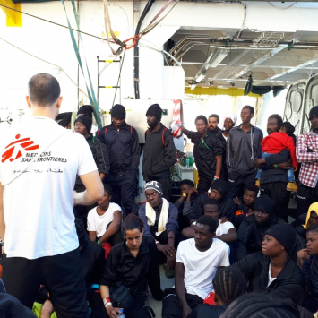 Navio Aquarius chega ao porto de Valência com pessoas resgatadas no mar