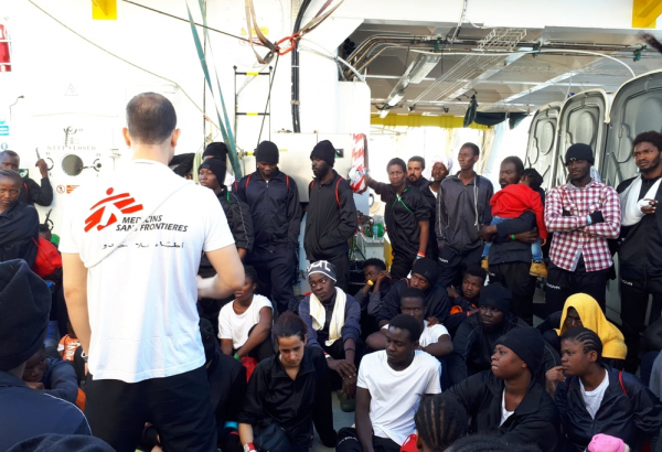 Navio Aquarius chega ao porto de Valência com pessoas resgatadas no mar