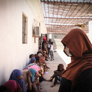 Líbia: agravamento dos combates força milhares de famílias a fugir e encurrala refugiados e migrantes detidos