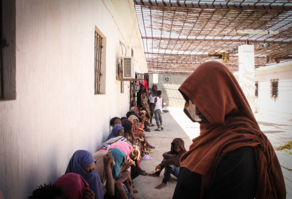 Líbia: agravamento dos combates força milhares de famílias a fugir e encurrala refugiados e migrantes detidos