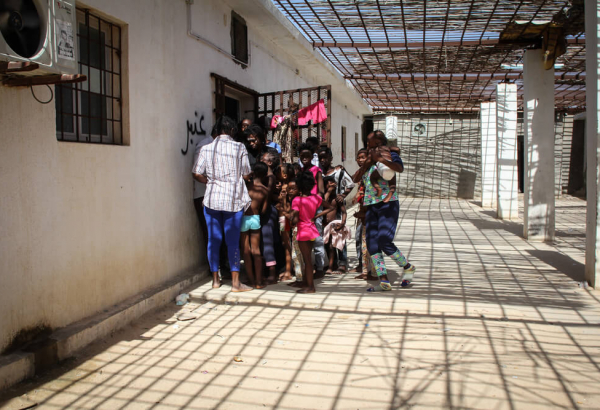 Migrantes e refugiados devolvidos à Líbia vivem em centros de detenção superlotados