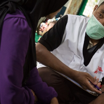 Prestando assistência médica às vítimas do tsunami