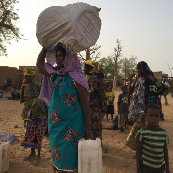 Mali: deslocados enfrentam condições precárias em Bamaco