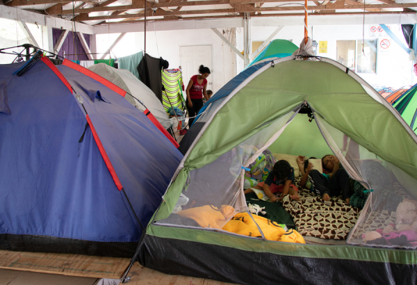 Vidas em perigo: os impactos humanitários da política “Fique no México”