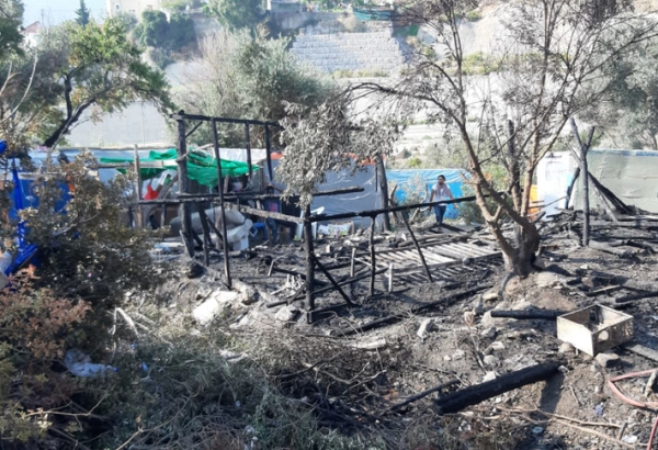 Incêndio atinge campo de refugiados de Vathy, na ilha de Samos