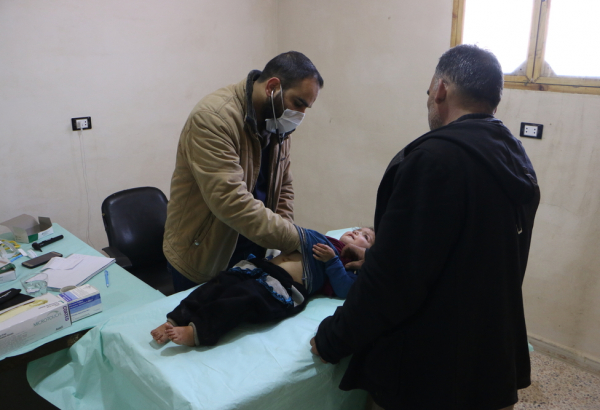 Transferindo um centro de saúde em meio a bombardeios