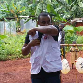 Um dia na vida de um promotor de saúde de MSF em tempos de COVID-19