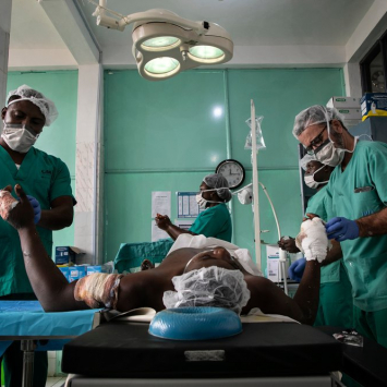 Milhares de pessoas estão sem acesso a cuidados de saúde no noroeste de Camarões após o governo suspender as atividades de MSF