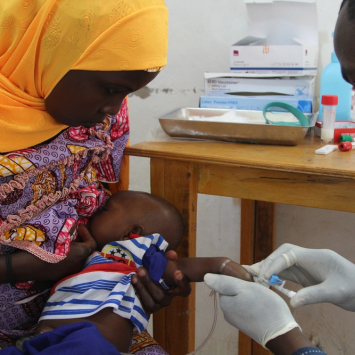 Profissional no laboratório de testes de Maradi, no Níger (Foto: Séverine Bonnet / MSF)