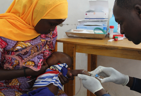 Profissional no laboratório de testes de Maradi, no Níger (Foto: Séverine Bonnet / MSF)