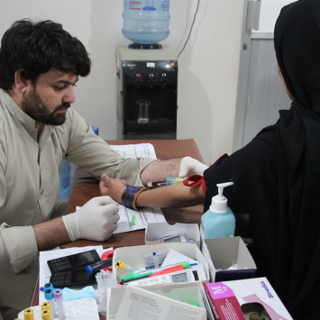 Paquistão: informação para combater a hepatite C na Colônia Machar em Karachi