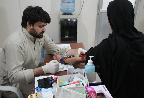 Paquistão: informação para combater a hepatite C na Colônia Machar em Karachi