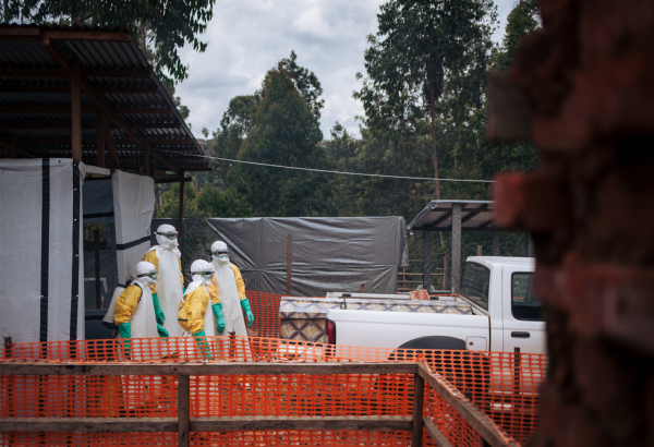 Para conter a epidemia de Ebola, a resposta deve ir além do Ebola