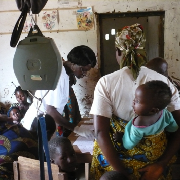 Após atuação inicial na região, no começo de 2012, MSF oferece suporte para o tratamento de novos casos de malária e sarampo no hospital de Kabalo e em oito centros de saúde na periferia desde outubro de 2012. Em pouco mais de três meses de atividades, a equipe tratou mais de 25 mil crianças com malária.