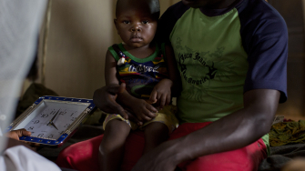 Mechac, este menino de dois anos de idade, foi encaminhado ao hospital de Zobia para receber tratamento para o primeiro estágio da doença do sono. Seu pai, Mabondane, ficou com ele durante toda a semana.