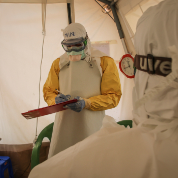 “Ebola é sobre seres humanos e confiança”