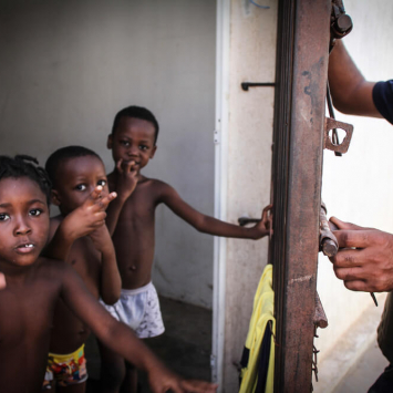 Naufrágio mata mais de 100 na costa da Líbia e sobreviventes são detidos