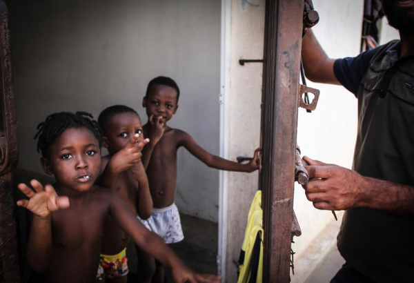Naufrágio mata mais de 100 na costa da Líbia e sobreviventes são detidos