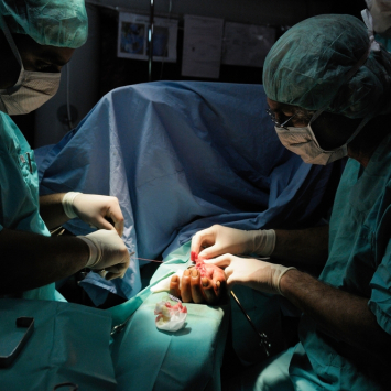 Médicos sírios arriscam tudo para salvar vidas