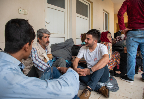 Ex-refugiados ajudando novos refugiados no Iraque