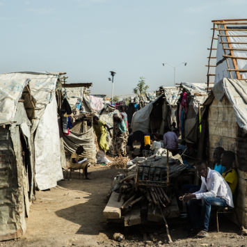 Condições de proteção de deslocados: a vida dentro e fora de um campo