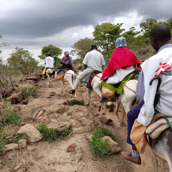 Vacinação urgente contra o sarampo e campanha de tratamento em Jebel Marra, Darfur do Sul