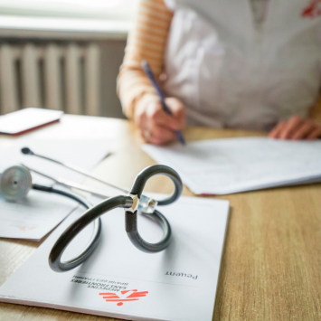 Ucrânia: Cuidando de aldeões presos perto da frente de batalha em Opytne