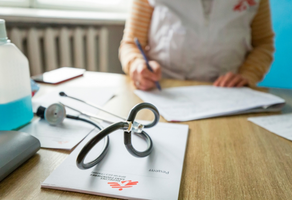 Ucrânia: Cuidando de aldeões presos perto da frente de batalha em Opytne